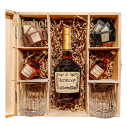 ZESTAW KONIAK HENNESSY VS 0.5L + CZEKOLADKI + 2 x KONIAK HENNESSY VS MINI + 2 SZKLANKI