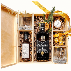 DUŻY ZESTAW ŚWIĄTECZNY Z WHISKY BALLANTINE'S 7 YO
